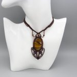 Colar micromacramé castanho com um cabochon olho de tigre