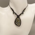 Colar micro-macramé cinzento escuro com jaspe kambaba