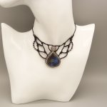 Colar micromacramé preto com um conjunto de labradorite