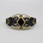Manchette noire en micro-macramé avec une pierre onyx noire sertie de laiton