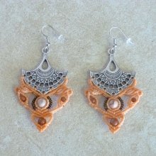 Brincos de cor pêssego em micromacramé