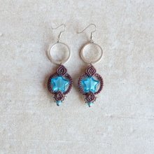 Brincos em micro-macramé chocolate castanho/azul estrela de vidro Murano