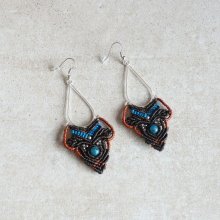 Brincos em micro-macramé castanho, azul turquesa, cobre