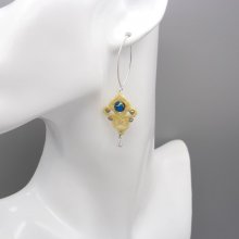 Brincos de creme micromacramé com jaspe de aqua terra