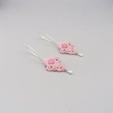 Brincos de micro macramé cor-de-rosa com uma pérola de pedra preciosa cor-de-rosa