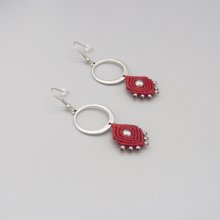 Brincos vermelhos em micromacramé  