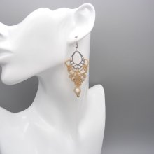 Brincos de cor areia em micromacramé com missanga de madrepérola