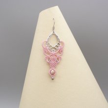 Brincos de micromacramé rosa com uma conta de rodochrosite