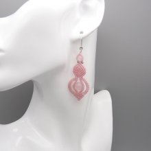 Brincos em micromacramé rosa claro