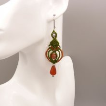 Brincos verdes e caramelo micromacramé com missangas carnelianas
