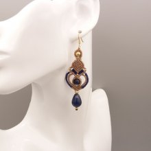 Brincos em micro-macramé em bege e azul escuro 