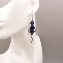 Brincos em micro-macramé azul escuro 
