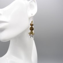 Par de brincos de micromacramé dourados 