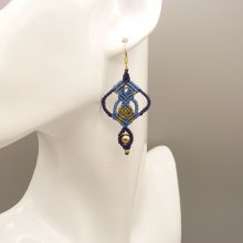 Par de brincos de micro-macramé azul 