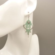 Par de brincos verdes de menta de água em micromacramé 