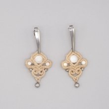 Brincos em micro-macramé de cor areia com missangas de madrepérola