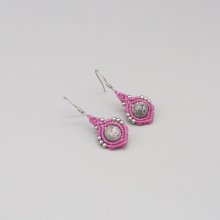 Brincos de micro-macramé cor-de-rosa doce com contas de jaspe de folha de prata
