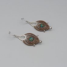 Brincos em micro-macramé de cor avelã com uma conta de crisócola