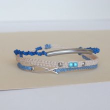 Pulseira de 3 em 1 micro-macramé em areia azul e bege