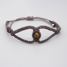 Pulseira micromacramé roxa com três contas de olho de tigre
