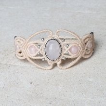 Pulseira de micro-macramé branco com uma pedra de quartzo rosa