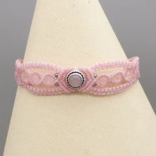 Pulseira micro-macramé rosa com uma pedra de quartzo rosa