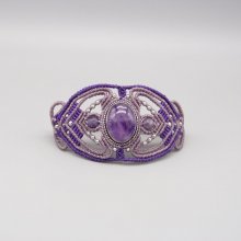 Pulseira micromacramé roxa com um conjunto de ametista no meio