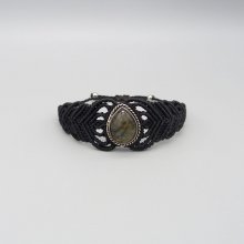Pulseira de micromacramé preta com um conjunto de labradorite no meio