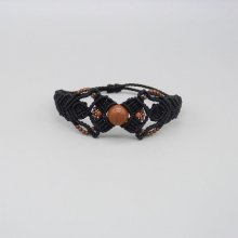 Pulseira micromacramé preta com uma conta central de "pedra sol"