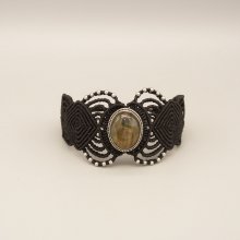 Pulseira de micromacramé preta com um conjunto de labradorite no meio