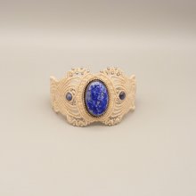 Pulseira de micromacramé bege claro com lápis lazúli