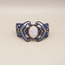 Pulseira micro-macramé azul meia-noite com um conjunto de fitas de ágata em metal dourado