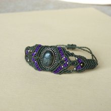 Pulseira de micromacramé verde com um conjunto de pedra em metal