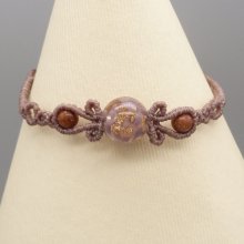Pulseira de micro macramé na cor cinza com uma conta de vidro