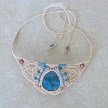 Colar de cor areia em micromacramé com medalhão de pedra apatite natural