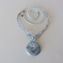 Colar verde água em micro-macramé com uma pedra natural, o jaspe picasso, como peça central