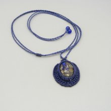 Colar micro-macramé azul escuro com um cabochão de pedra