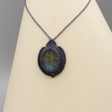Colar micro-macramé cinzento escuro com um belo labradorite