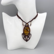 Colar micromacramé castanho com um cabochon olho de tigre