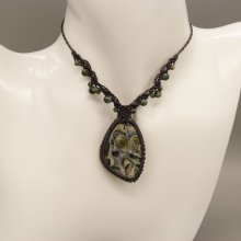 Colar micro-macramé cinzento escuro com jaspe kambaba