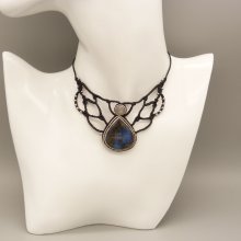 Colar micromacramé preto com um conjunto de labradorite