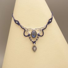 Colar azul meia-noite em micromacramé com um conjunto de labradorite no meio