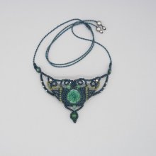 Colar verde esmeralda em micro-macramé com um conjunto cerâmico