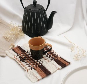 criações artesanais em macramé multicolorido