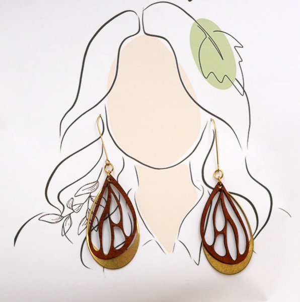 Brincos de asa em madeira de cerejeira sobre oval em lat&atilde;o dourado