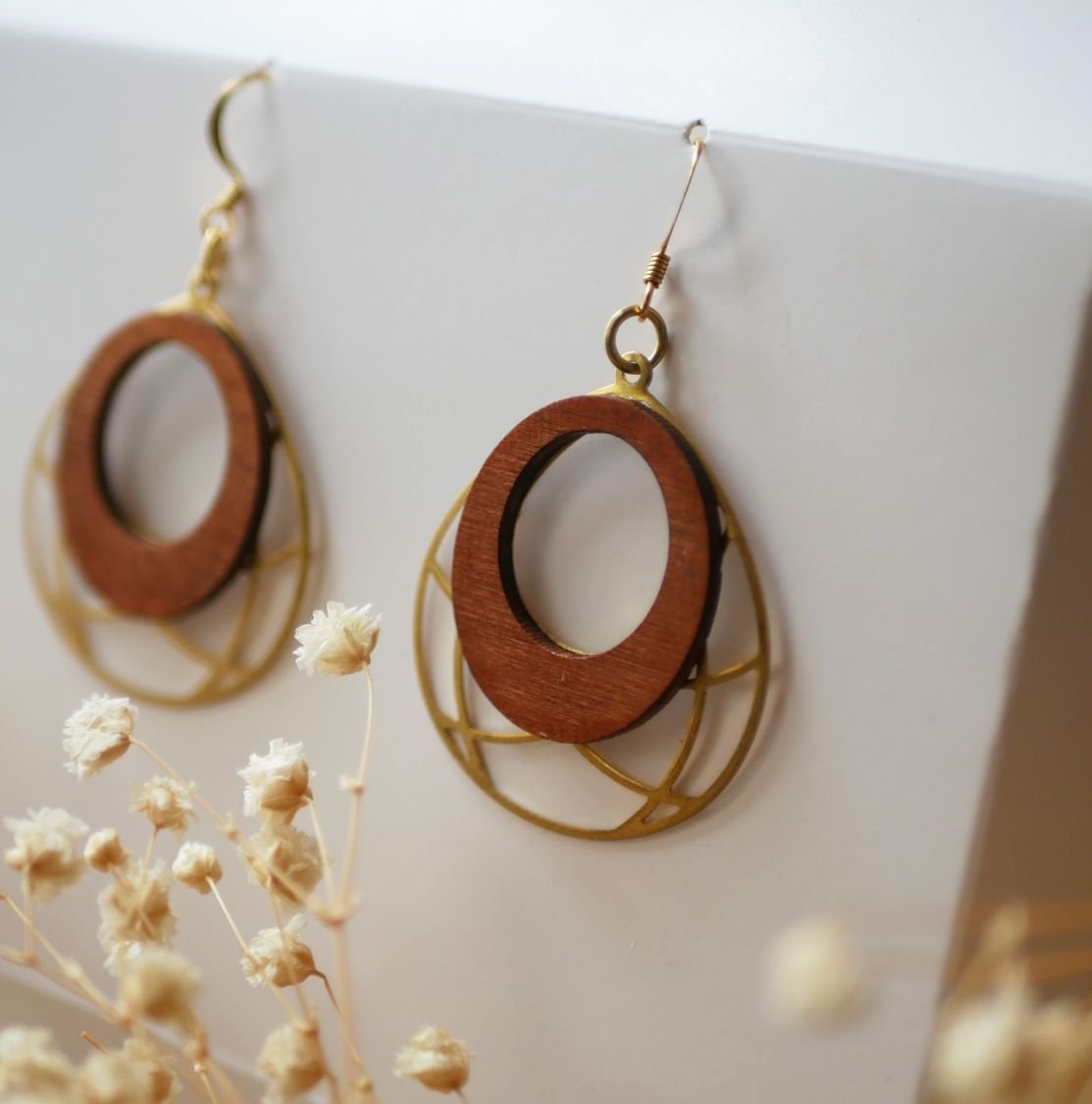 Brincos de asa em madeira de cerejeira sobre uma estrutura oval em latão dourado