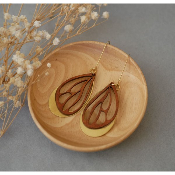 Brincos de asa em madeira de cerejeira sobre oval em lat&atilde;o dourado