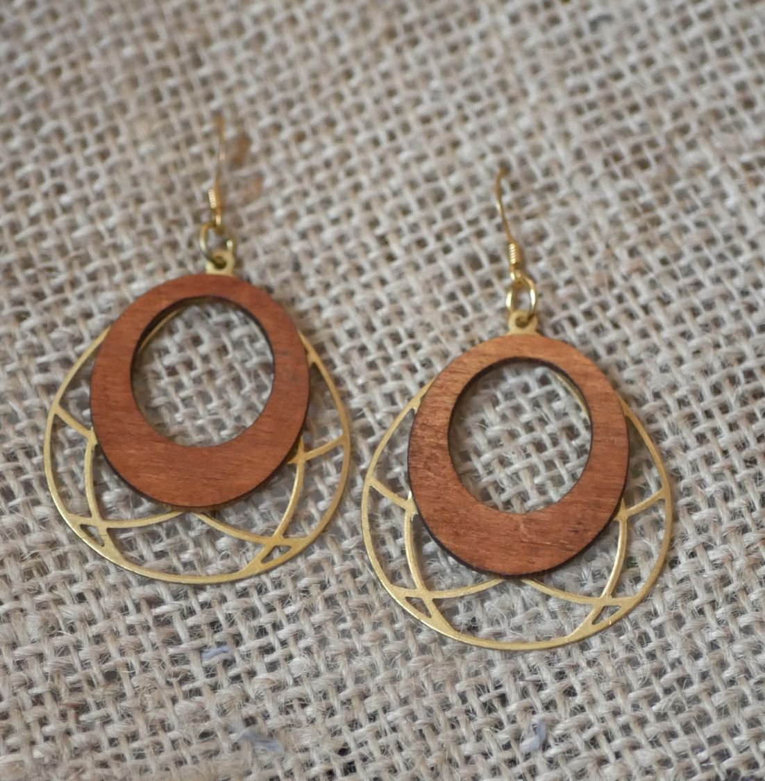 Brincos de asa em madeira de cerejeira sobre uma estrutura oval em latão dourado