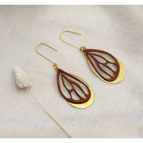 Brincos de asa em madeira de cerejeira sobre oval em lat&atilde;o dourado
