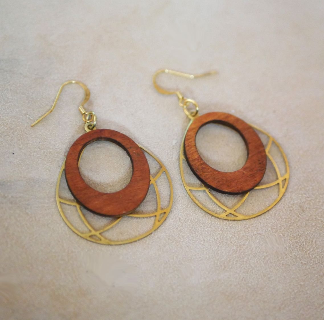Brincos de asa em madeira de cerejeira sobre uma estrutura oval em latão dourado